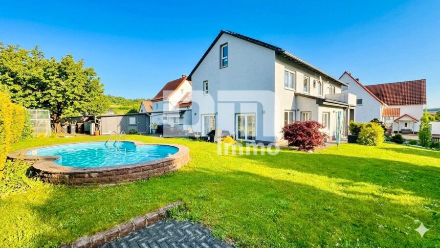 Sanierter Zweigenerationen-Traum mit Pooloase und autarker Zukunftsvorsorge - Angelegter Gartenbereich / Pool